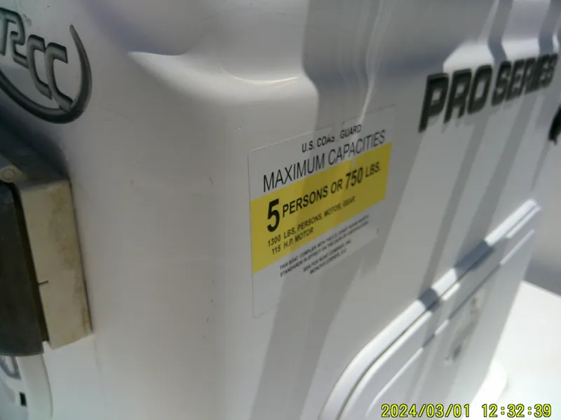 Slide: The Image of 2011 Sea Fox 172 CC boat capacity label, maximum 5 persons or 750 lbs. - 18