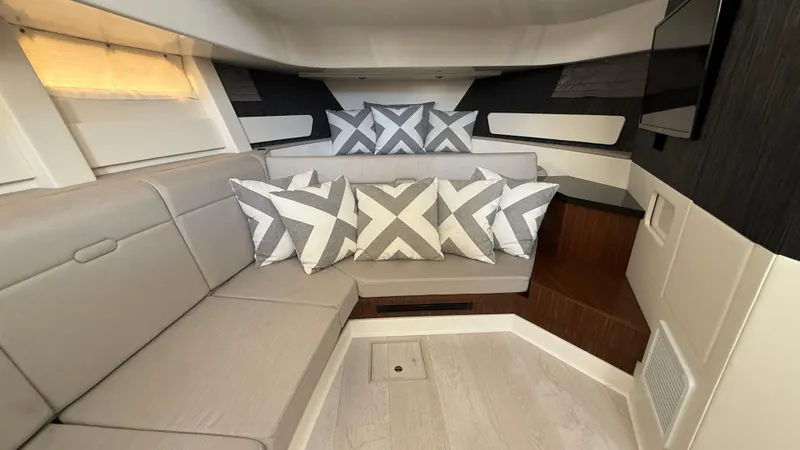 Slide: The Image of Sea Ray Sundancer 370 Outboard 2022 - 51