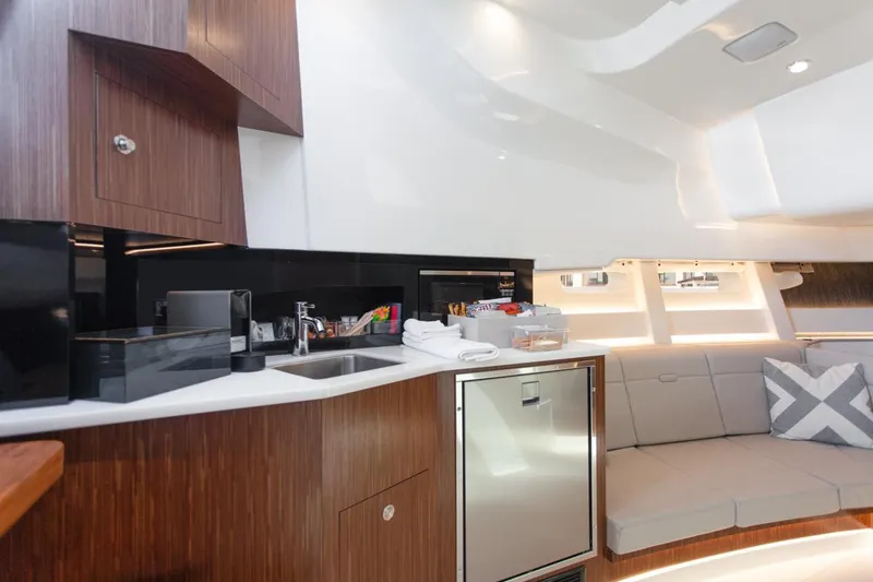 Slide: The Image of Sea Ray Sundancer 370 Outboard 2022 - 52