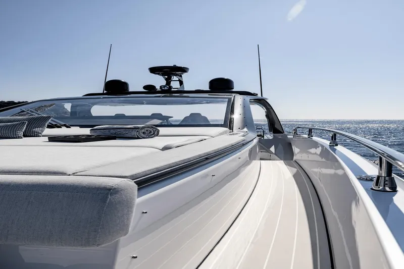 Slide: The Image of Azimut Verve 42 2025 - 23