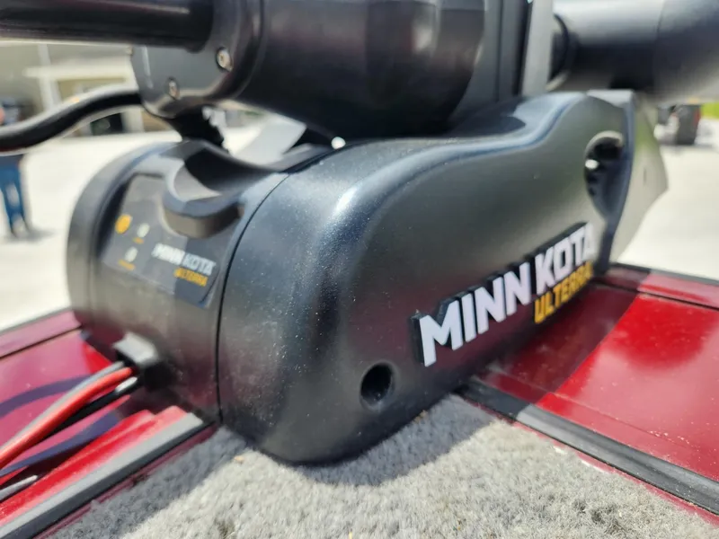 Slide: The Image of Minn Kota Ulterra motor on 2011 Tracker Targa V-18 Combo boat. - 6