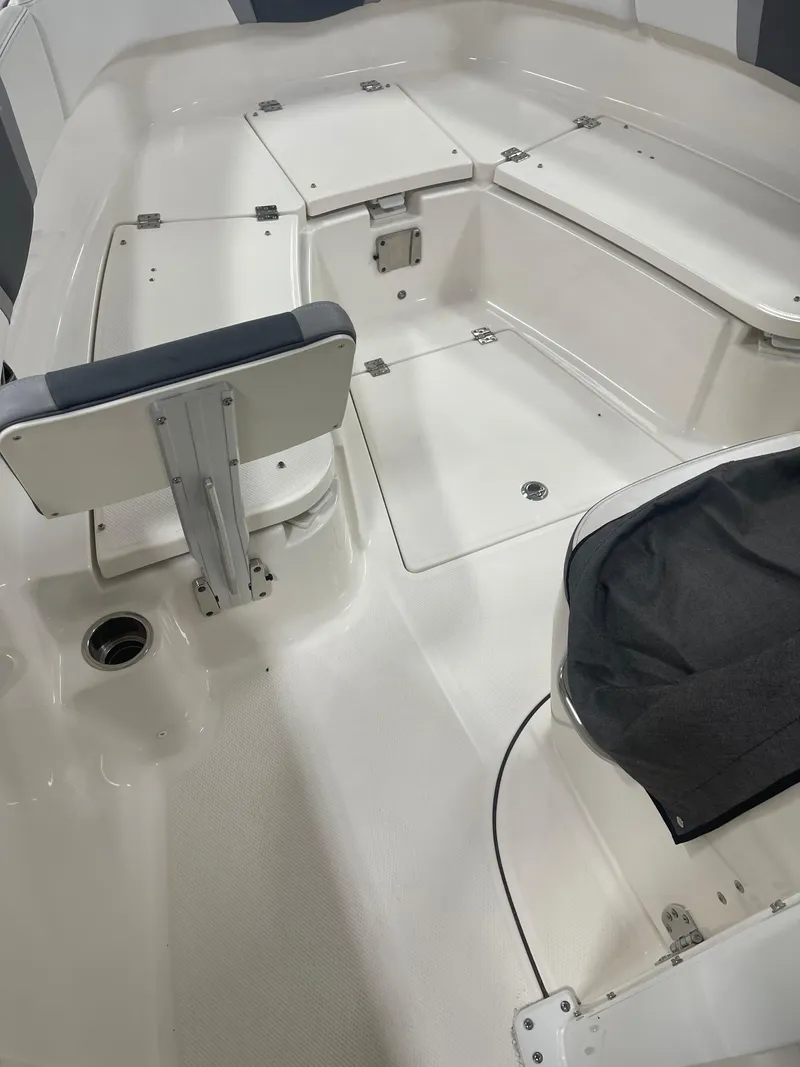Slide: The Image of Robalo R272 Center Console 2020 - 11