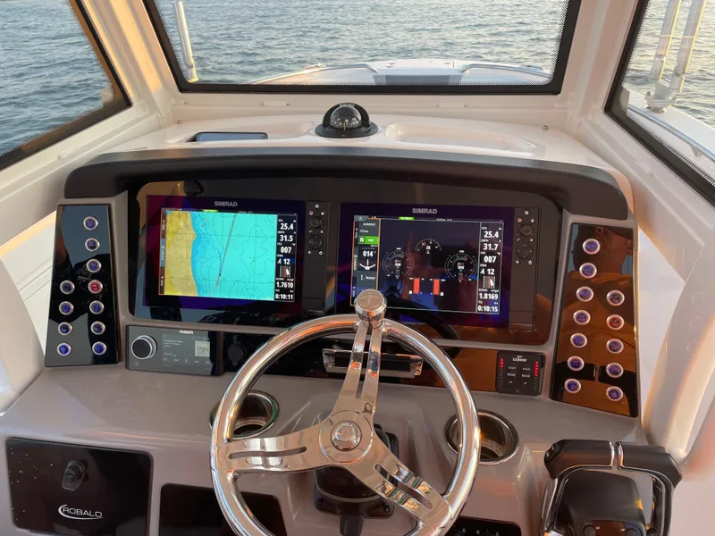 Slide: The Image of Robalo R272 Center Console 2020 - 13