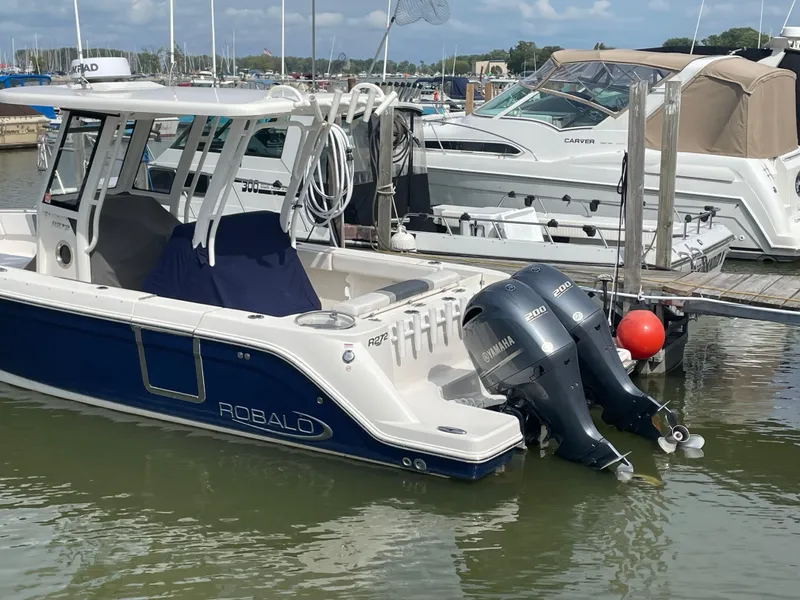 Slide: The Image of Robalo R272 Center Console 2020 - 9