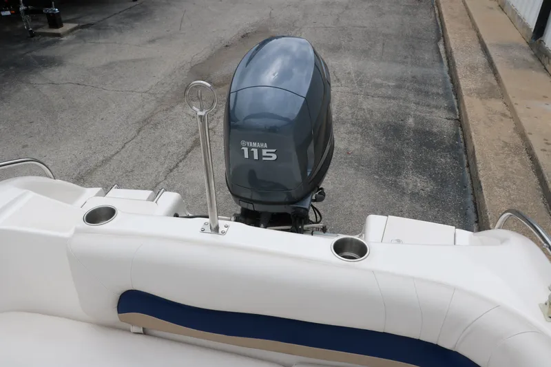 Slide: The Image of 2006 Hurricane GS 172 boat with Yamaha 115 outboard motor, rear view. - 23