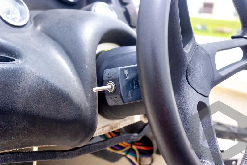 Slide: The Image of Steering wheel and ignition switch of 2008 Xpress HD18SCA boat. - 21