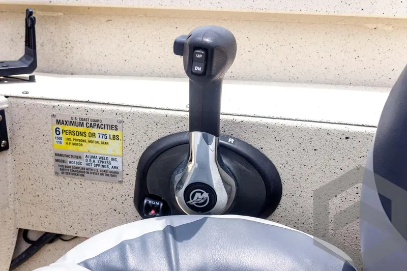 Slide: The Image of Throttle control lever on 2008 Xpress HD18SCA boat with capacity label. - 22
