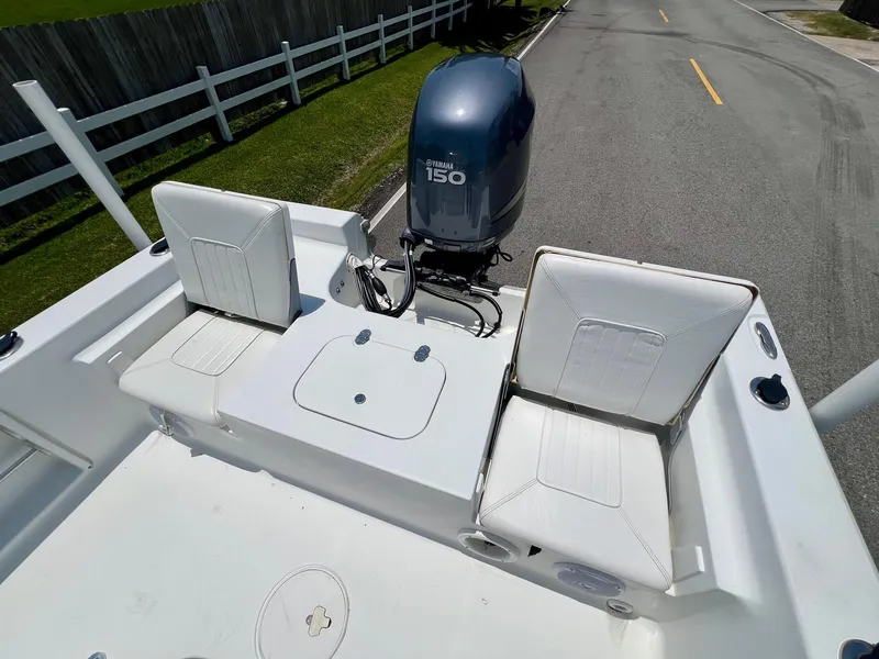 Slide: The Image of 2010 Sea Hunt BX22 Pro boat with Yamaha 150 engine and white seating. - 7