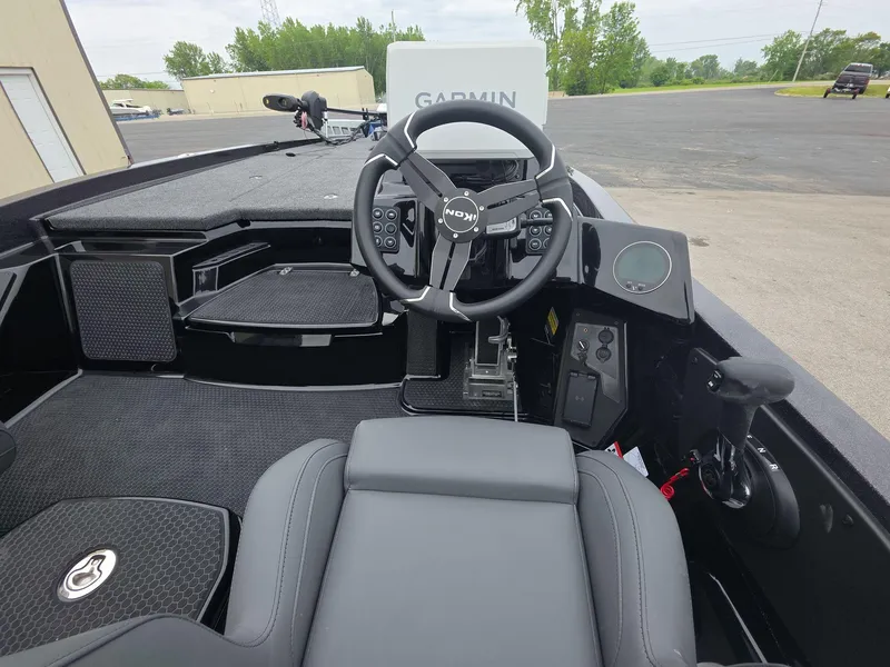 Slide: The Image of 2025 iKon vls20 boat cockpit with Garmin navigation and modern steering wheel. - 12