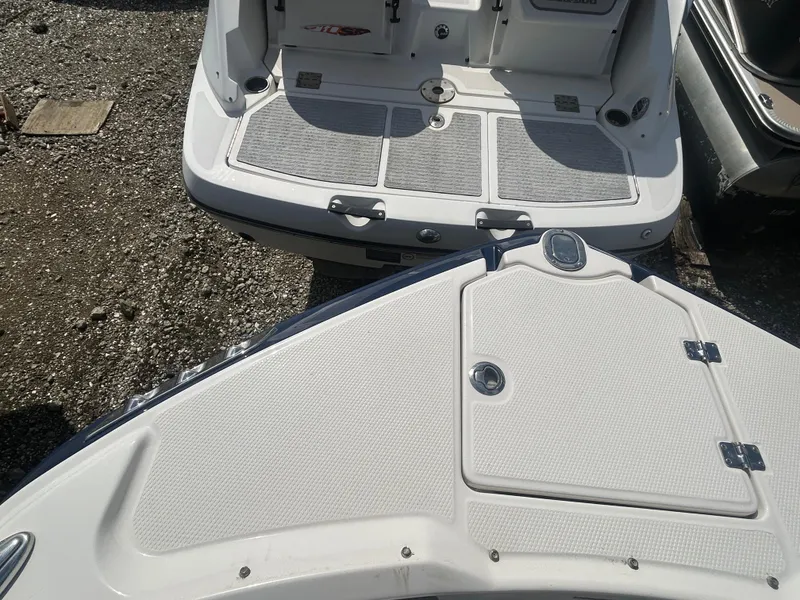Slide: The Image of 2019 Chaparral 250 Suncoast boat deck, white surface, outdoor setting. - 41