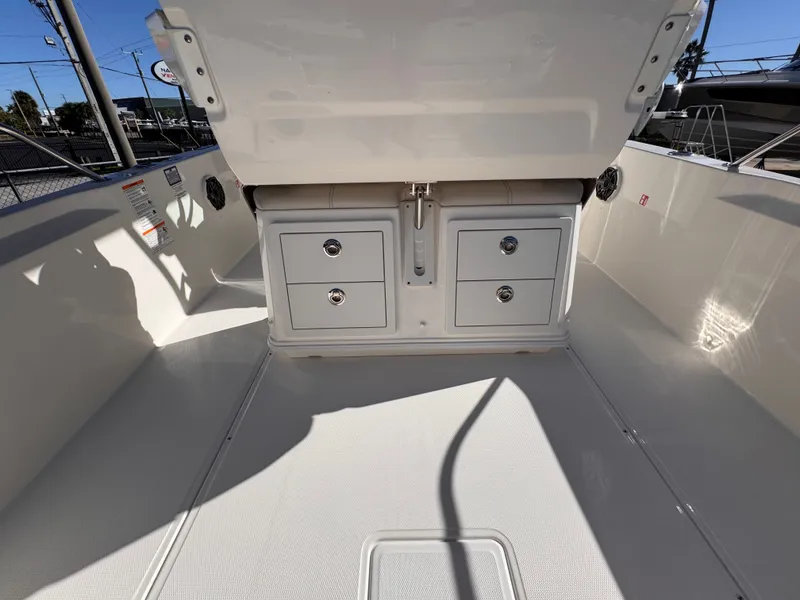 Slide: The Image of Boston Whaler 280 Dauntless 2026 - 13