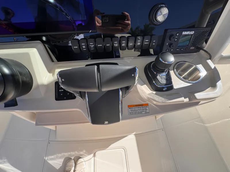 Slide: The Image of Boston Whaler 280 Dauntless 2026 - 19