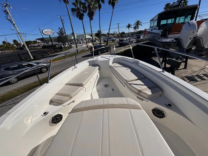 Slide: The Image of Boston Whaler 280 Dauntless 2026 - 24