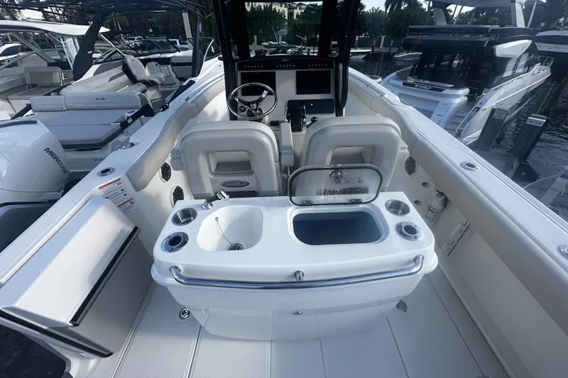 Slide: The Image of Boston Whaler 280 Outrage 2026 - 13