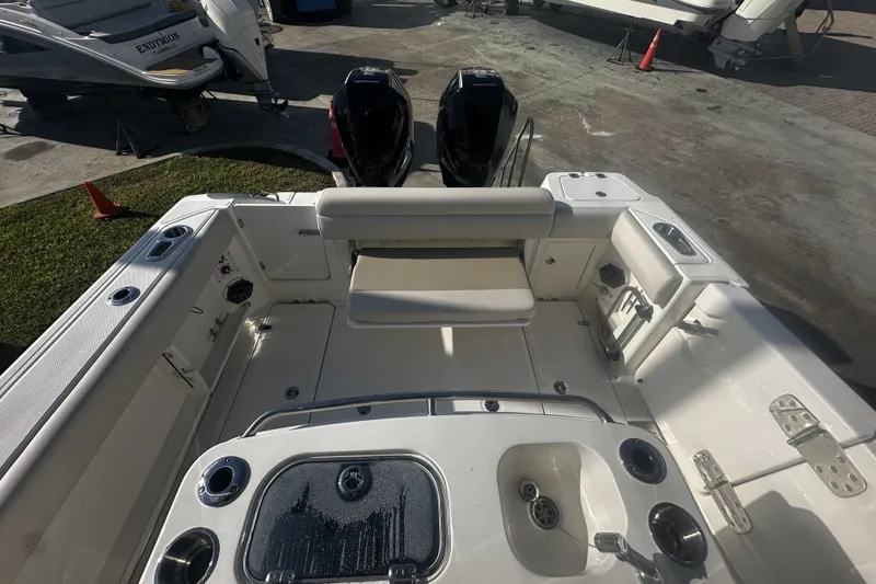 Slide: The Image of Boston Whaler 280 Outrage 2026 - 20