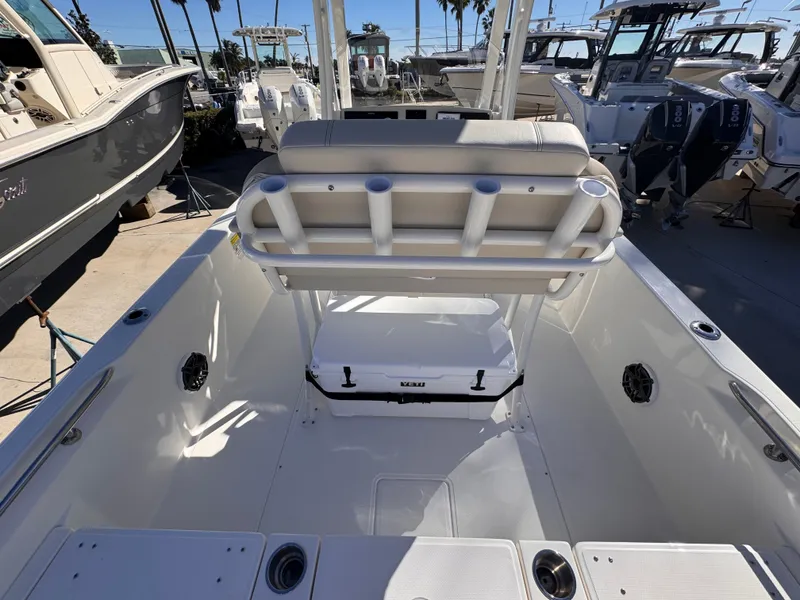 Slide: The Image of Boston Whaler 250 Dauntless 2026 - 13