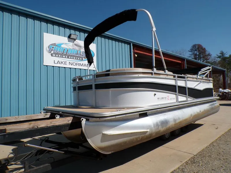 Slide: The Image of 2018 Crestliner 220 RALLY pontoon boat at Foothills Marine Center, Lake Norman. - 22