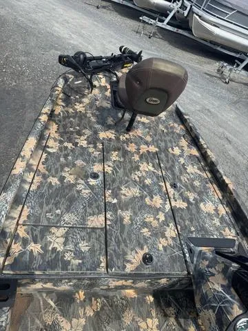 Slide: The Image of 2015 Ranger RT 188 boat with camouflage design and seating. - 5