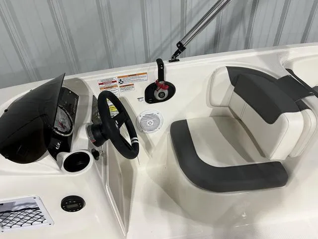 Slide: The Image of Bayliner Element E18 2025 - 15