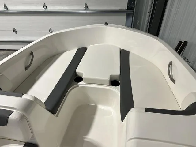 Slide: The Image of Bayliner Element E18 2025 - 19