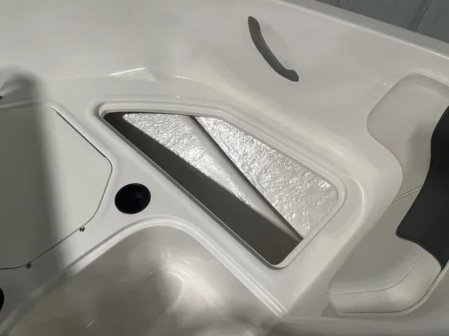 Slide: The Image of Bayliner Element E18 2025 - 22