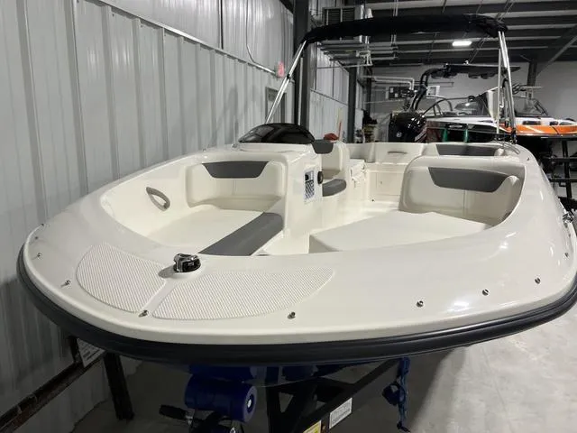 Slide: The Image of Bayliner Element E18 2025 - 3