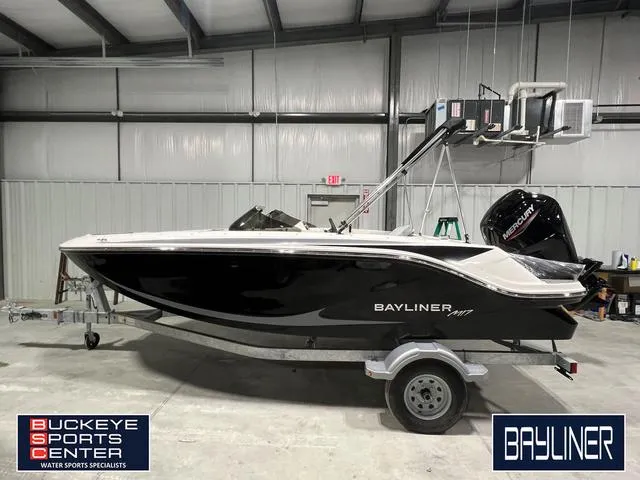 The Image of Bayliner M17 2025 - 1
