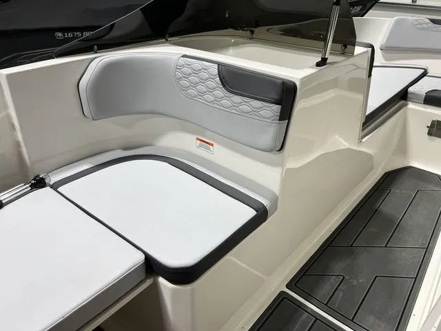 Slide: The Image of Bayliner M17 2025 - 12