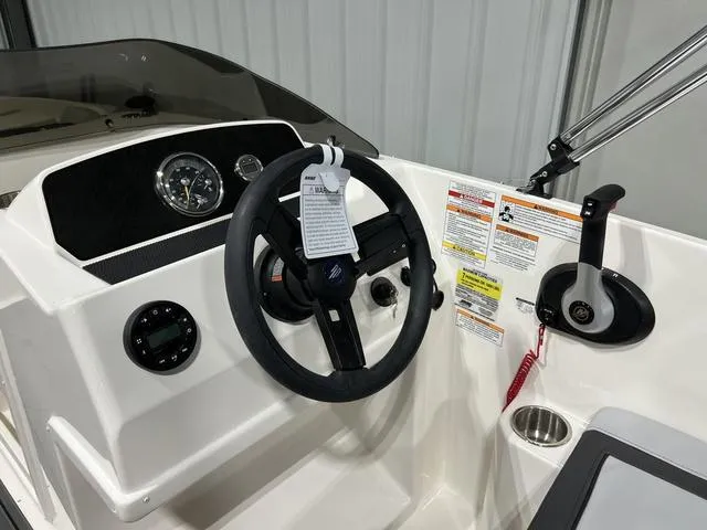 Slide: The Image of Bayliner M17 2025 - 14