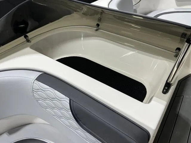 Slide: The Image of Bayliner M17 2025 - 18