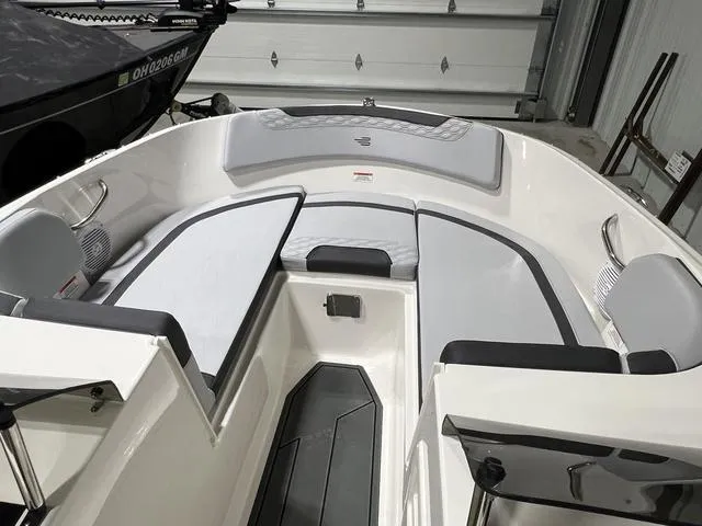 Slide: The Image of Bayliner M17 2025 - 19