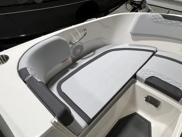 Slide: The Image of Bayliner M17 2025 - 22