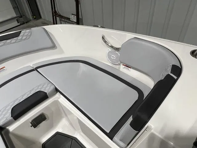 Slide: The Image of Bayliner M17 2025 - 23