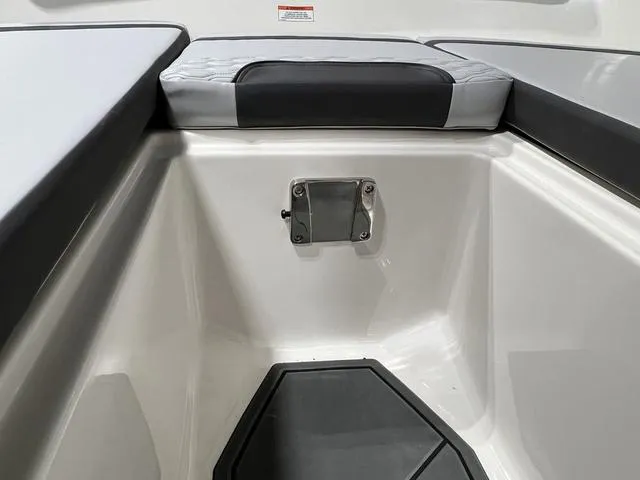 Slide: The Image of Bayliner M17 2025 - 24