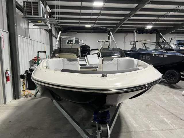 Slide: The Image of Bayliner M17 2025 - 3