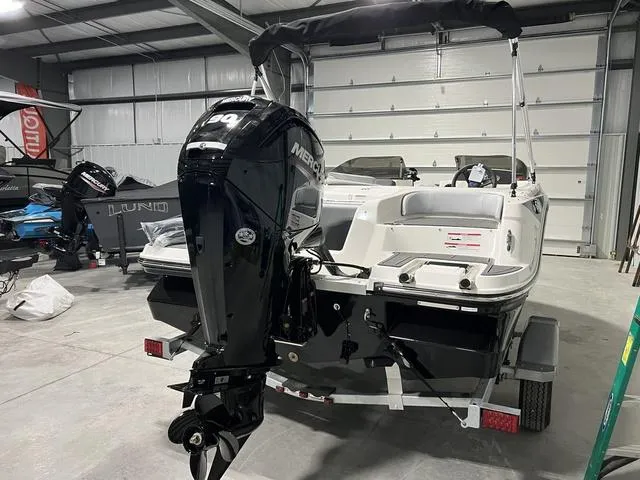 Slide: The Image of Bayliner M17 2025 - 4