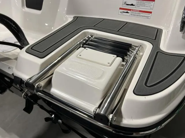 Slide: The Image of Bayliner M17 2025 - 5