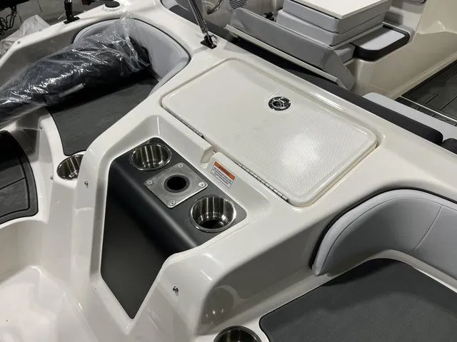 Slide: The Image of Bayliner M17 2025 - 6