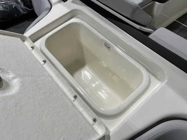 Slide: The Image of Bayliner M17 2025 - 7