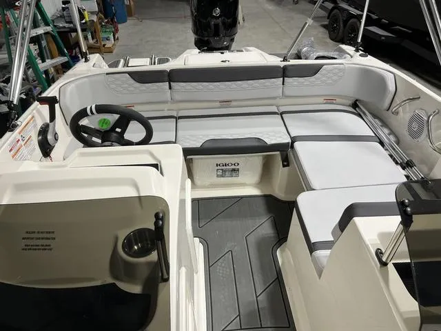 Slide: The Image of Bayliner M17 2025 - 8