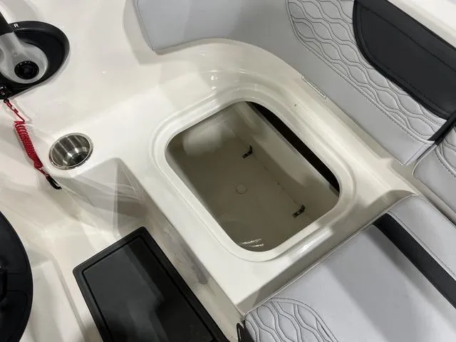 Slide: The Image of Bayliner M17 2025 - 9