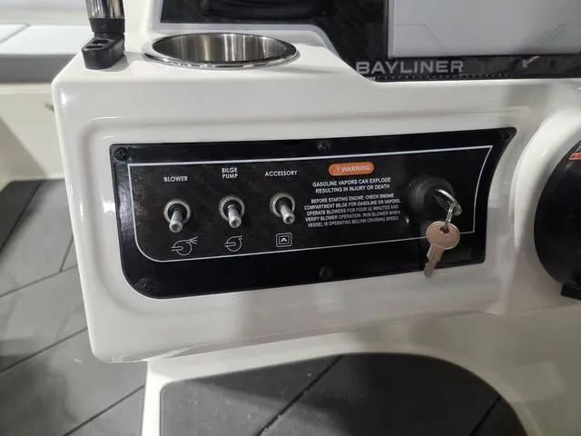 Slide: The Image of Bayliner D22I 2025 - 19