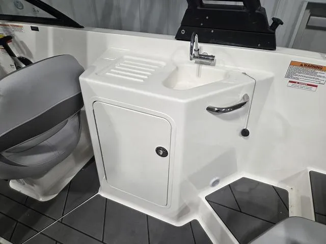 Slide: The Image of Bayliner D22I 2025 - 30