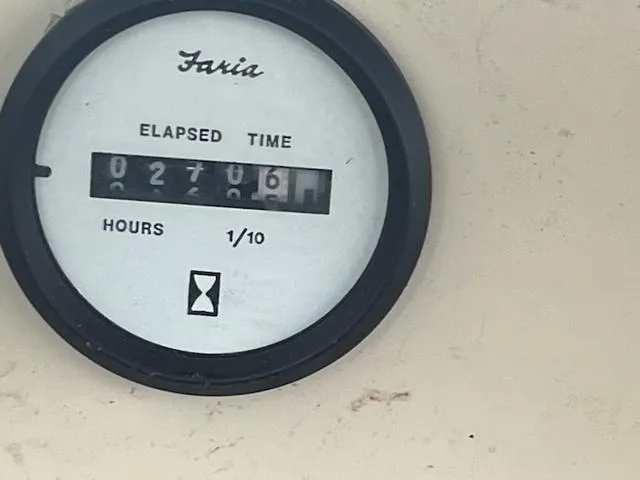 Slide: The Image of Hour meter showing 2706.1 hours on a 2004 Glastron GS 205 boat. - 4