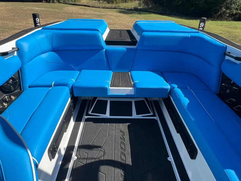 Slide: The Image of 2026 MOOMBA MAX - Image 14 - 14