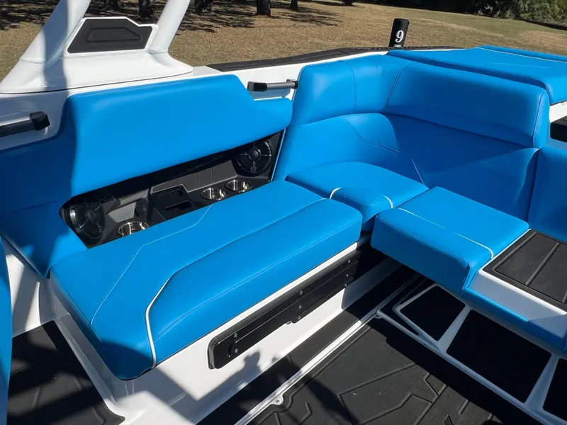 Slide: The Image of 2026 MOOMBA MAX - Image 15 - 15