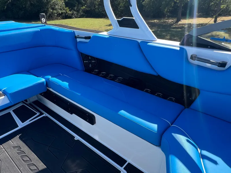 Slide: The Image of 2026 MOOMBA MAX - Image 16 - 16