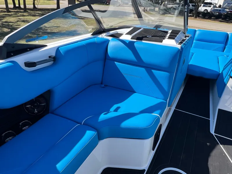 Slide: The Image of 2026 MOOMBA MAX - Image 17 - 17