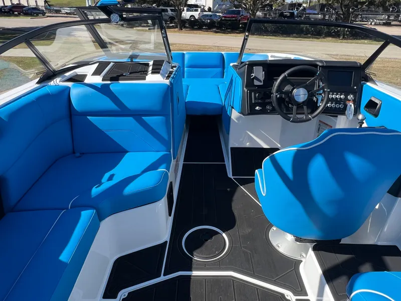 Slide: The Image of 2026 MOOMBA MAX - Image 18 - 18