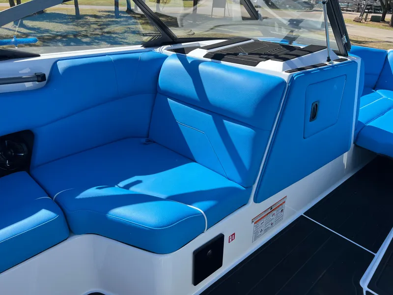 Slide: The Image of 2026 MOOMBA MAX - Image 19 - 19